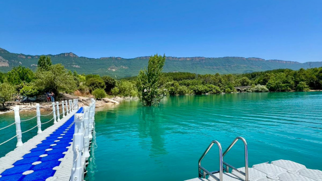 Floating platform. Yesa Reservoir